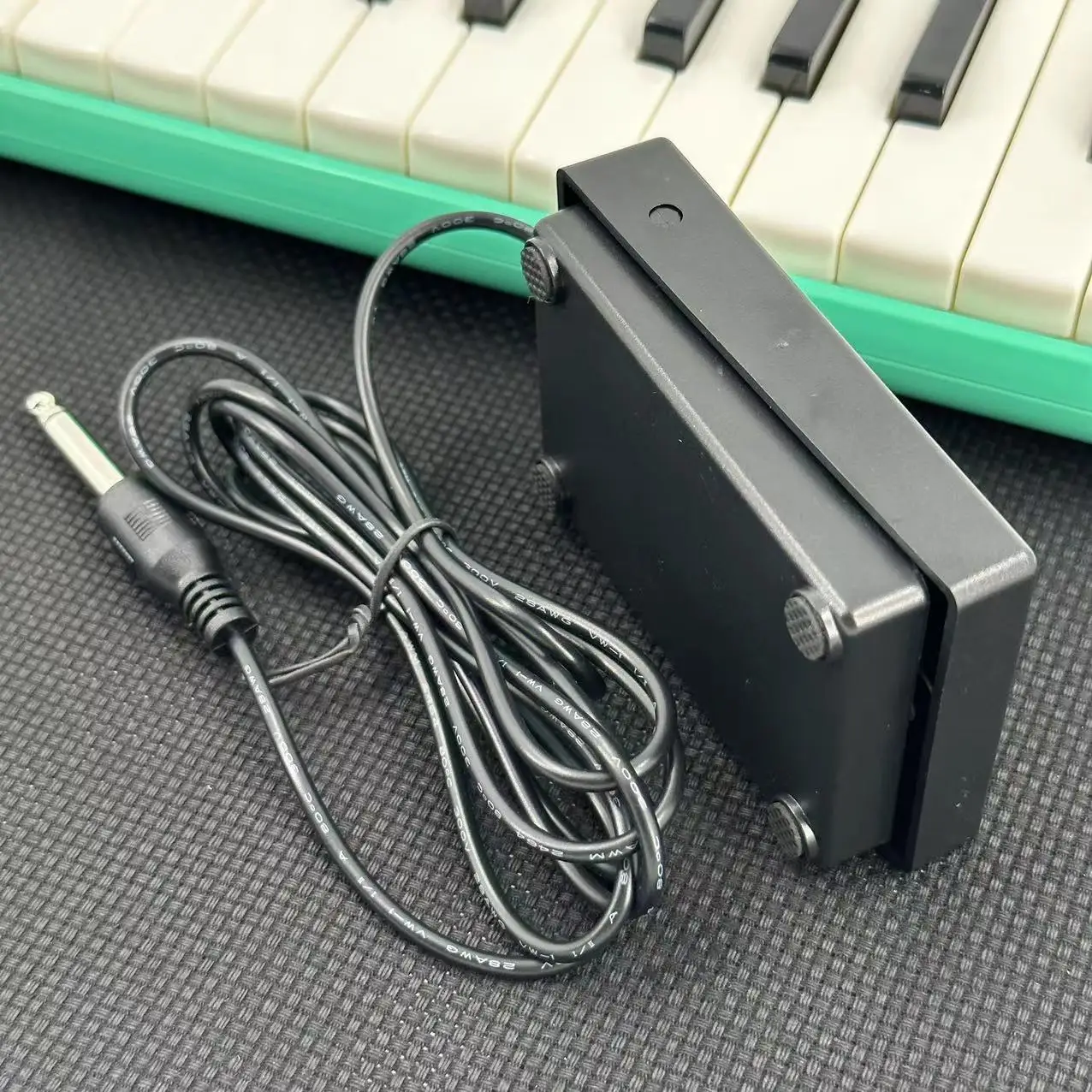 Compact Sustain Pedal for Keyboards Digital Pianos Synthesizers Drum Machines Universal Damper 1/4''6.35mm Plug Non-Slip