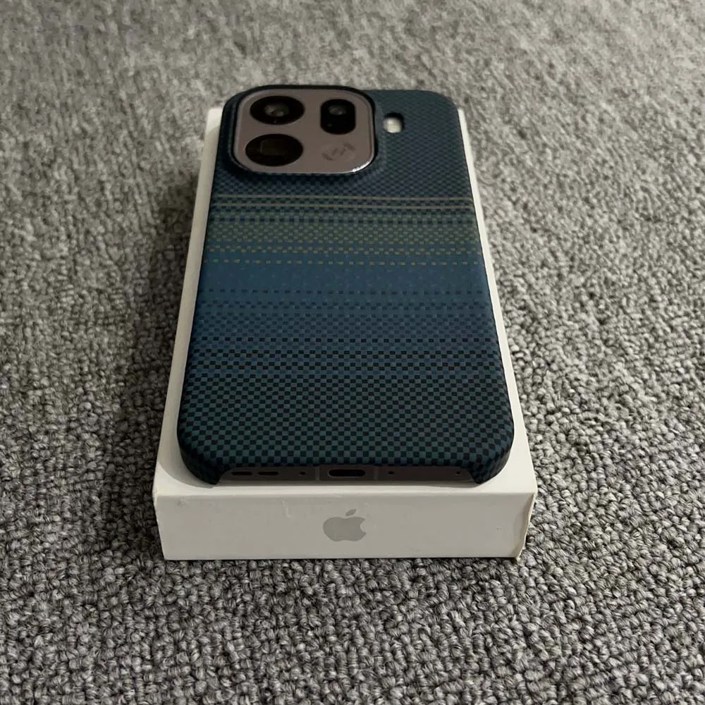 Ultra Slim Carbon Fiber Pattern Magnetic Phone Case - Wireless Charge Protective Hard Cover