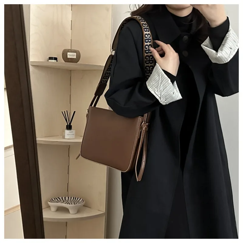 

Wide Strap Commuter Large Capacity Shoulder Bag Women's New Fashion Crossbody Bag Texture Bucket Luxury Brand Shoulder Bag