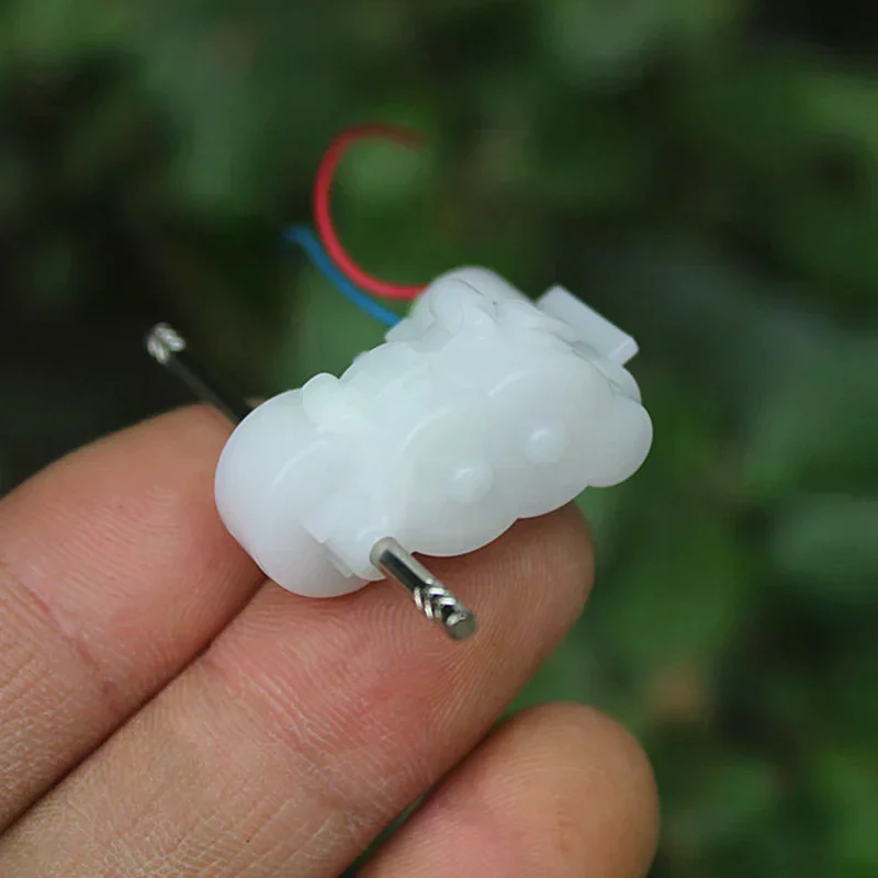 Vue latérale du mini moteur à engrenages sans noyau 614 DC 3.7V, montrant l'arbre de sortie et les engrenages.