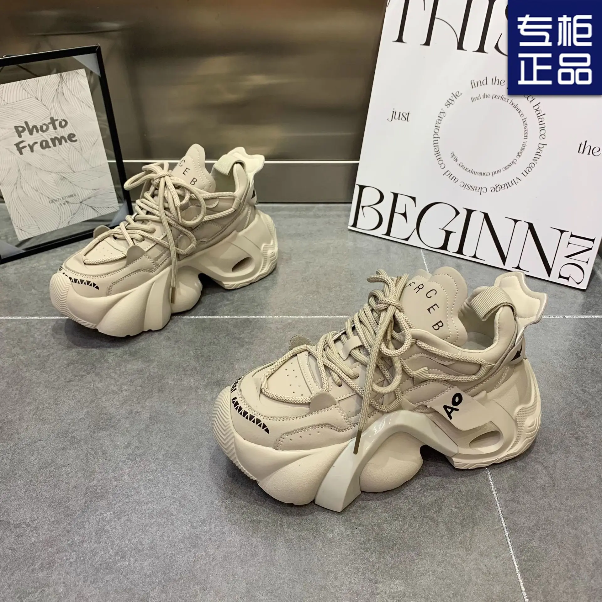 

Женская повседневная обувь на шнуровке на толстой подошве для весны и осени, новинка 2024, удобная и легкая спортивная обувь, кроссовки для бега