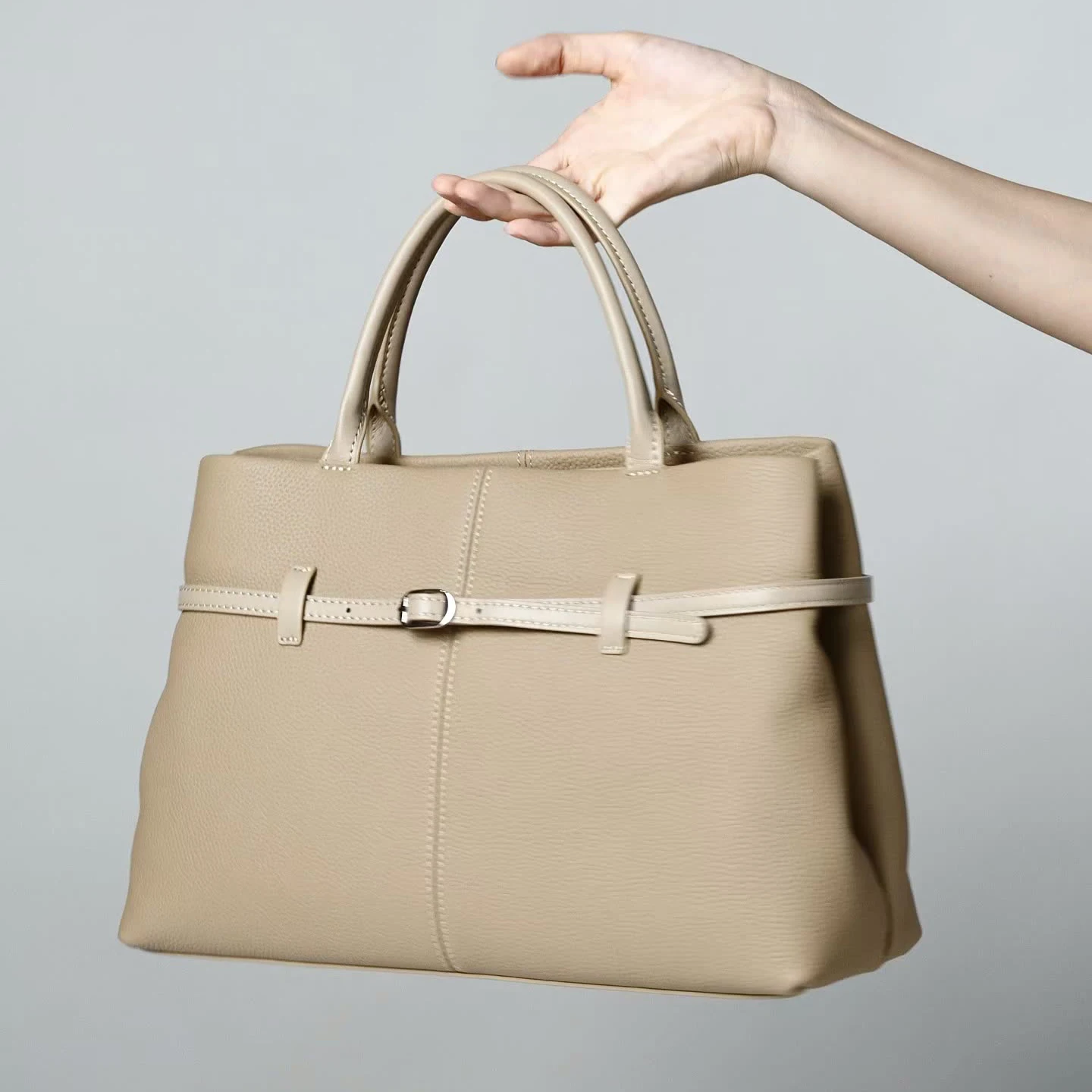 Elegant Women's Large-Capacity Luxury Tote and Shoulder Bag in Premium Cowhide