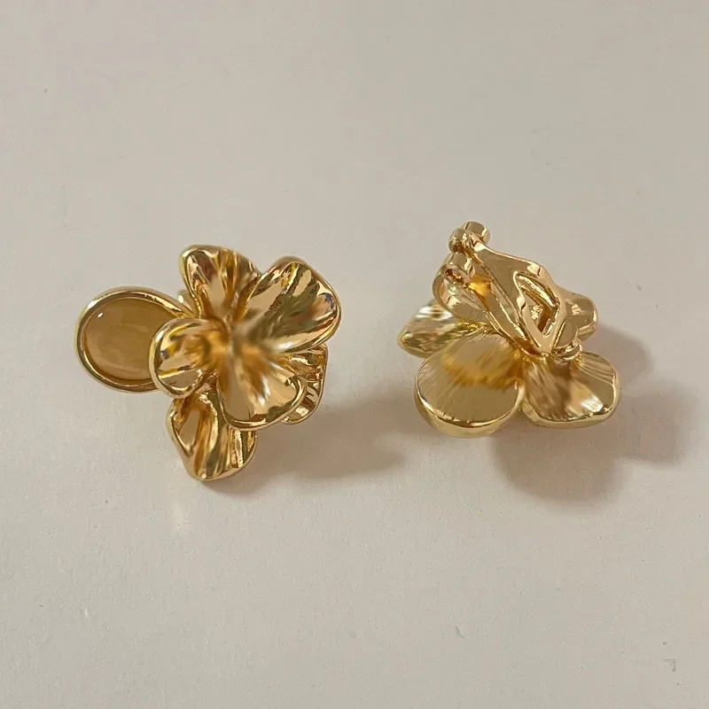 Women's Golden Petal Ear Clips French Retro Three-dimensional Metal Opal Flower Clip on Earrings No Piercing