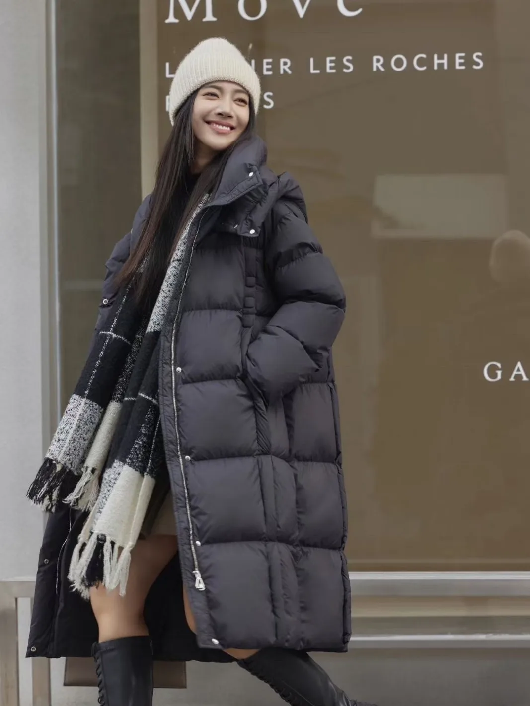 Chaqueta de invierno nueva para mujer, chaqueta acolchada gruesa y cálida de plumón de pato blanco, abrigo largo con capucha y cuadros a presión de longitud media