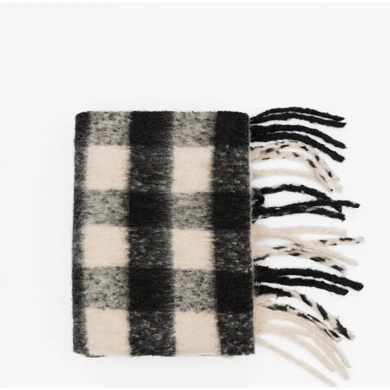 Cachecol longo clássico aos quadrados preto e branco inverno_voghion.com