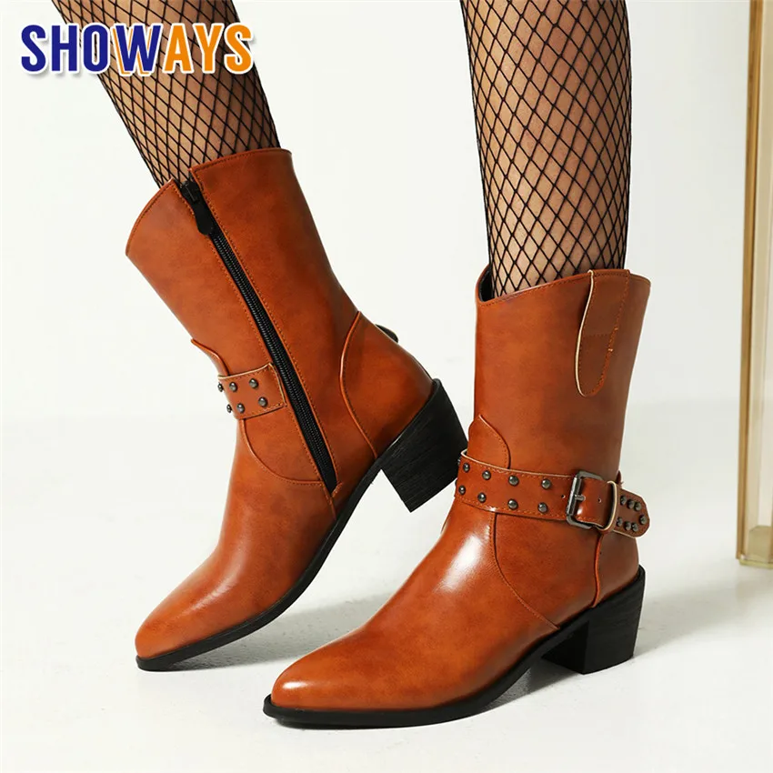 

Женские винтажные полусапожки в западном стиле, коричневые и черные короткие ботинки из микрофибры на высоком блочном каблуке, с заклепками, ремешками и цепочками, с острым носком
