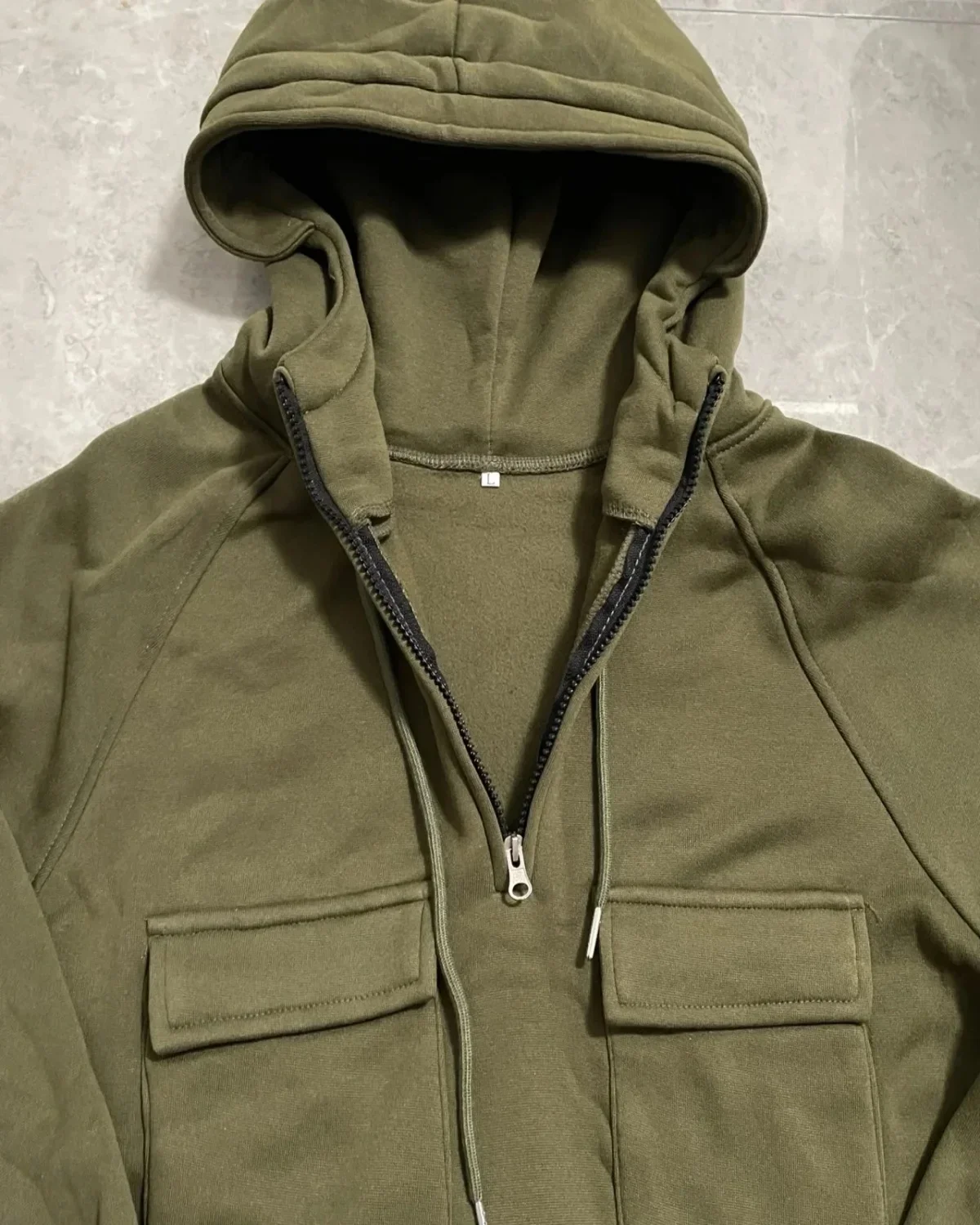 Stilvoller, lässiger, einfarbiger Kapuzenpullover aus gebürstetem Fleece für Herren, modischer, bequemer Street-Hoodie mit halbem Reißverschluss und mehreren Taschen_voghion.com
