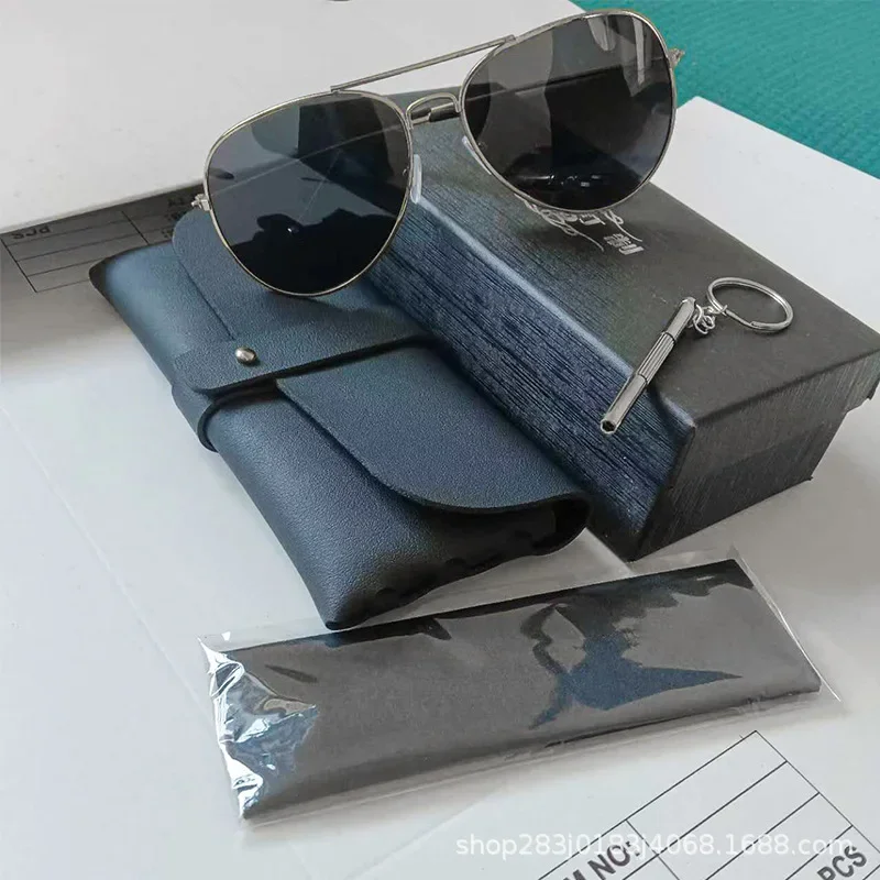 Universal Clip-On Protective Sunglasses Pouch - Durable Eyeglasses Case