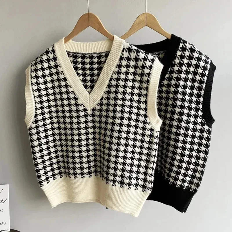 Autumn and Winter Women's Sleeveless Sweater Vest Fashion New Black and White Checked V-neck Loose Vest Knitted Top 17502