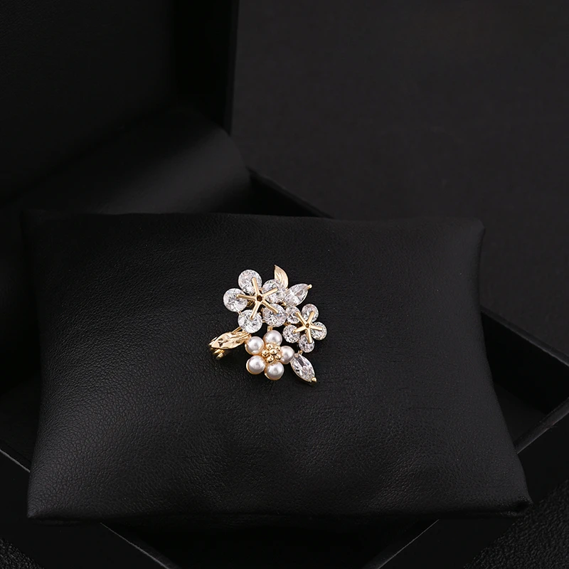 Luxury Crystal Flowers Small Brooch Suit Jacket Neckline Fixed Accessories Japanese Versatile Anti-Exposure Buckle Jewelry Pins