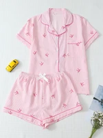 Ensemble pyjama deux pièces confortable à rayures et motifs de cœurs, haut à col boutonné à manches courtes avec poches et short à nœud, ensemble de vêtements de détente pour femme printemps/été, adapté à un usage domestique 1