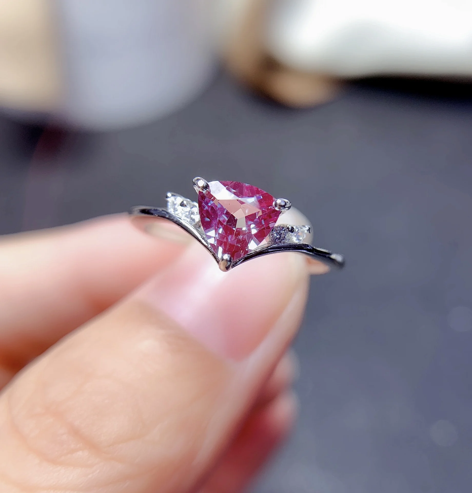 

Кольцо из серебра 925 пробы с александритовым покрытием