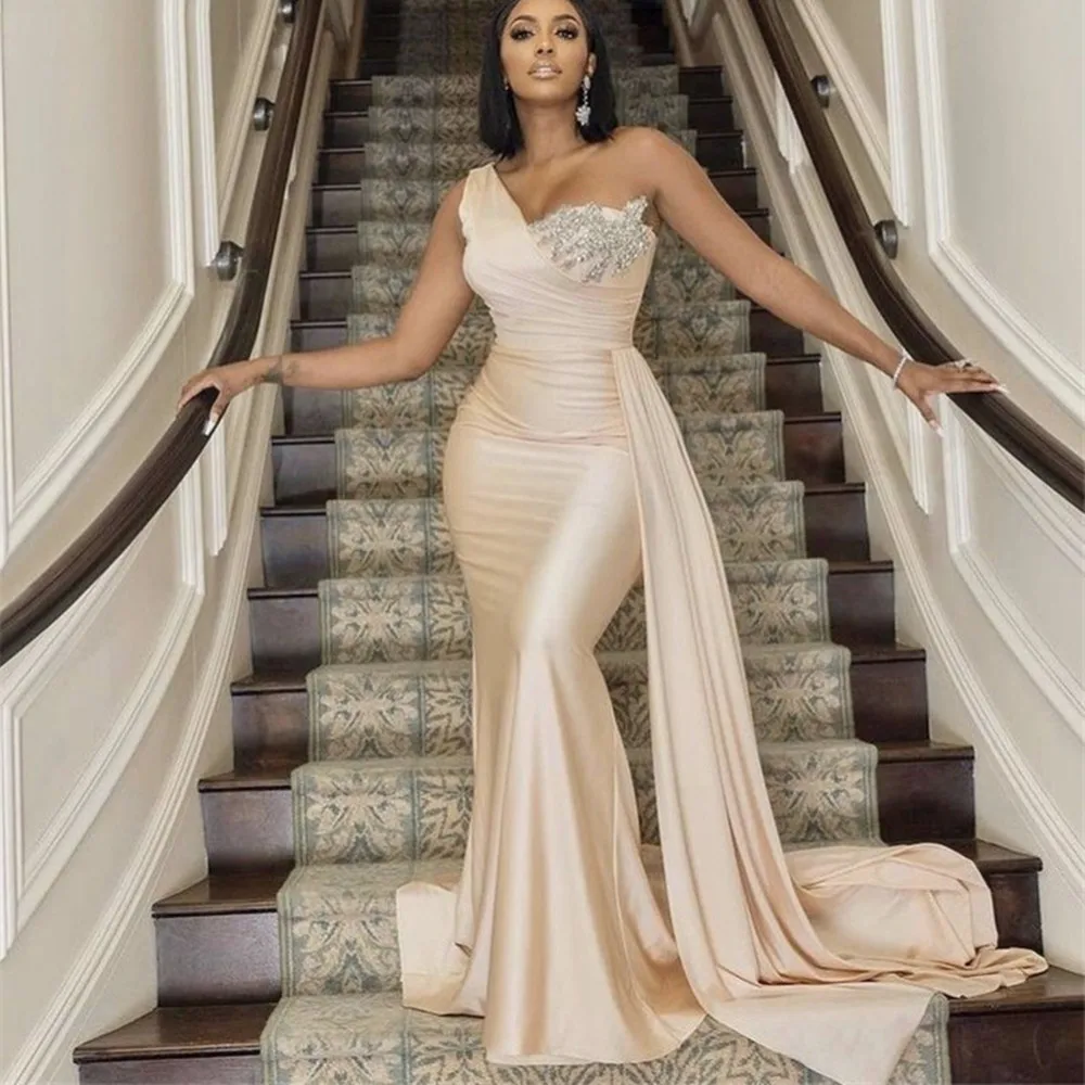 

Sexy Crystal Bridesmaid Dresses Champagne One Shoulder Sleeveless Mermaid Silk Satin Wedding Bridesmaid Gowns Lace Up