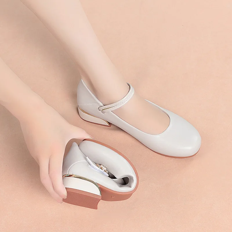 용수철 여름 여성 우아한 부드러운 가죽 신발, 미드 힐, 캐주얼 베이지 한 단어 버클, 편안한 중년 및 노인 할머니