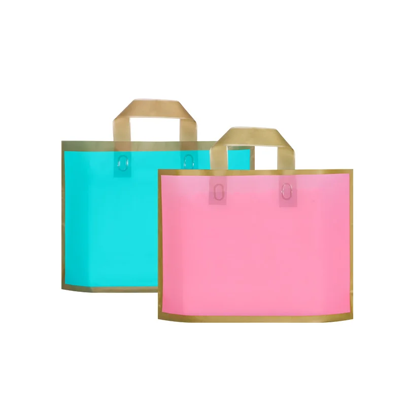 50pcs 사용자 정의 로고 골드 가장자리 서리로 덥은 쇼핑 가방 플라스틱 선물 가방 의류 포장 가방 디자인 인쇄 단색 로고