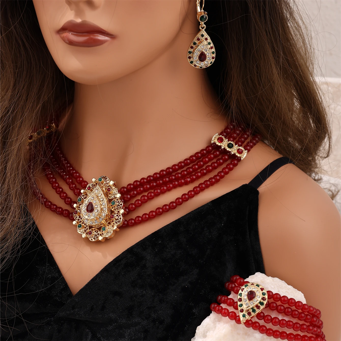 Set di collana girocollo di perle: orecchini color oro, gioielli di alta gamma