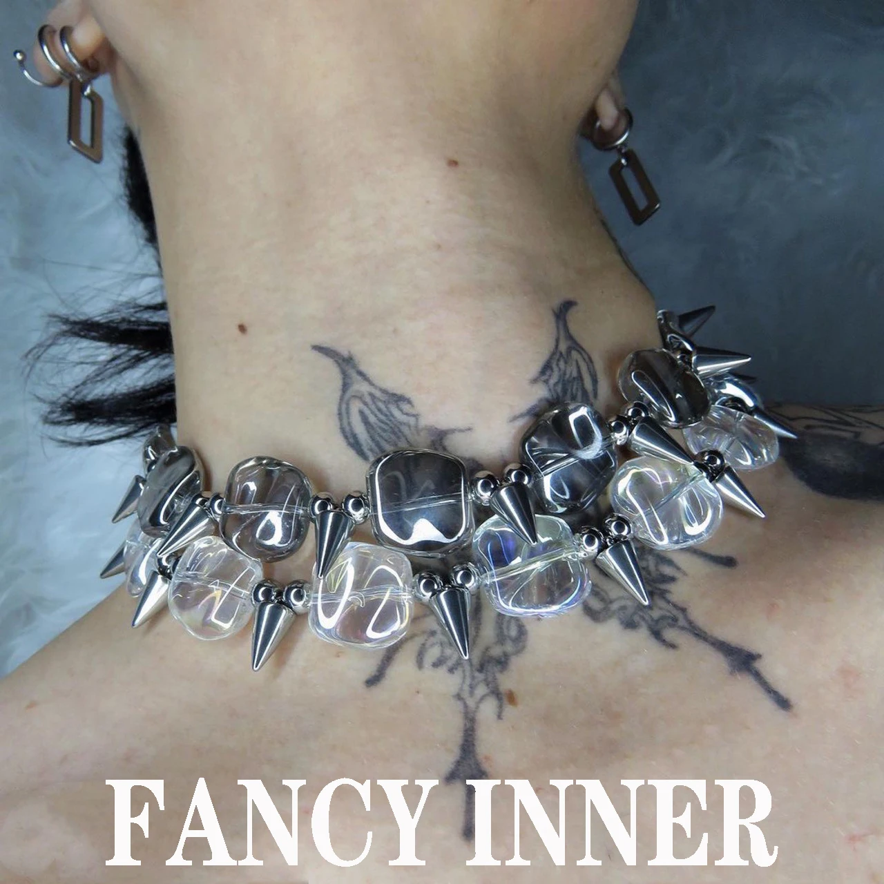 Collana con rivetti in stile punk alla moda femminile 2025 per donna/uomo, gioielli geometrici irregolari con borchie a spina dorsale, cubetti di ghiaccio in metallo trasparente, 2024_voghion.com