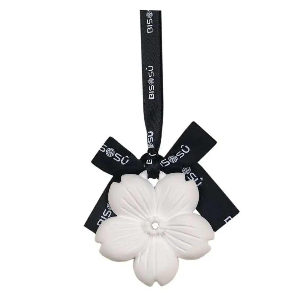 thumbnail image 1 of Colgante de yeso con aromaterapia y flor de camelia, bálsamo purificador de aire sólido, yeso de aromaterapia, colgante de perfume para coche, 1 of 5
