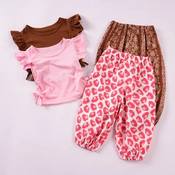 Completo estivo da bambina in 2 pezzi: maglietta con grafica alla moda e pantaloni jogger, grazioso top con maniche a volant e pantaloncini con coulisse
