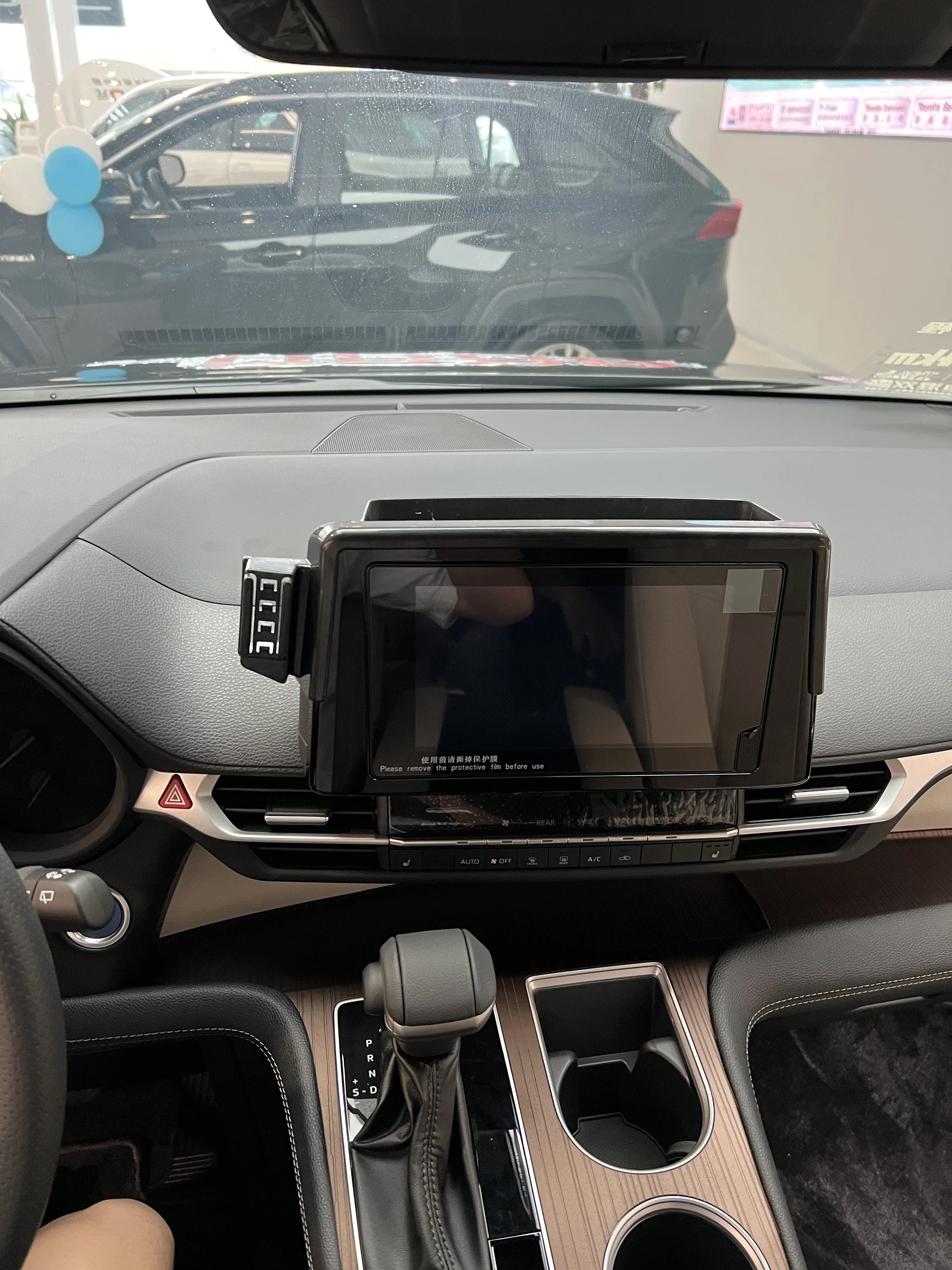 Toyota Sienna 2022 2023 용 자동차 마운트 8 인치 스크린 휴대 전화 홀더 자동차 스크린 고정 베이스 고속 무선 충전 지원.
