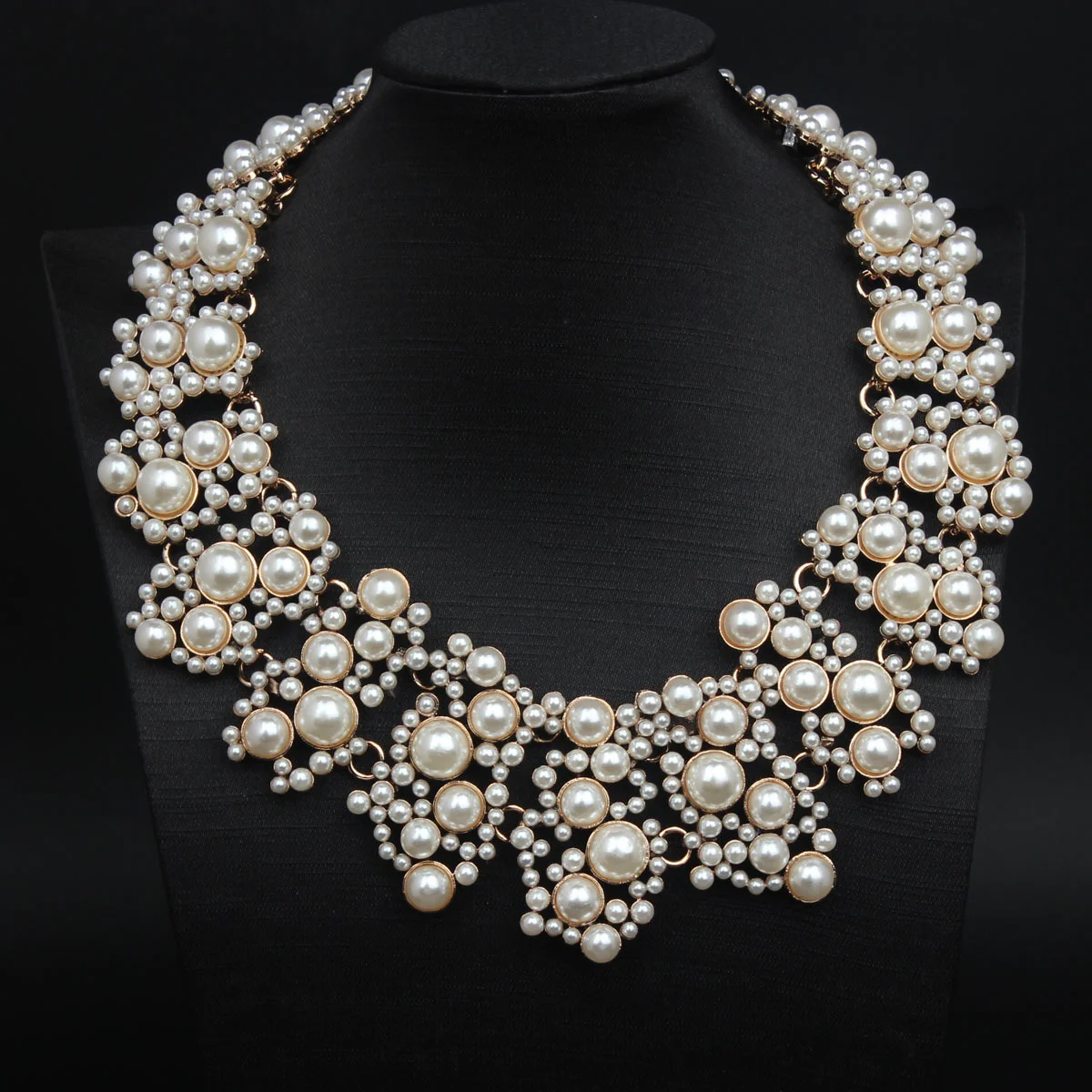 Kurze Perlenkette mit künstlichem Kragen und Diamanten. Modische Retro-Perlenblumen. Hochzeitsschmuck-Halskette.