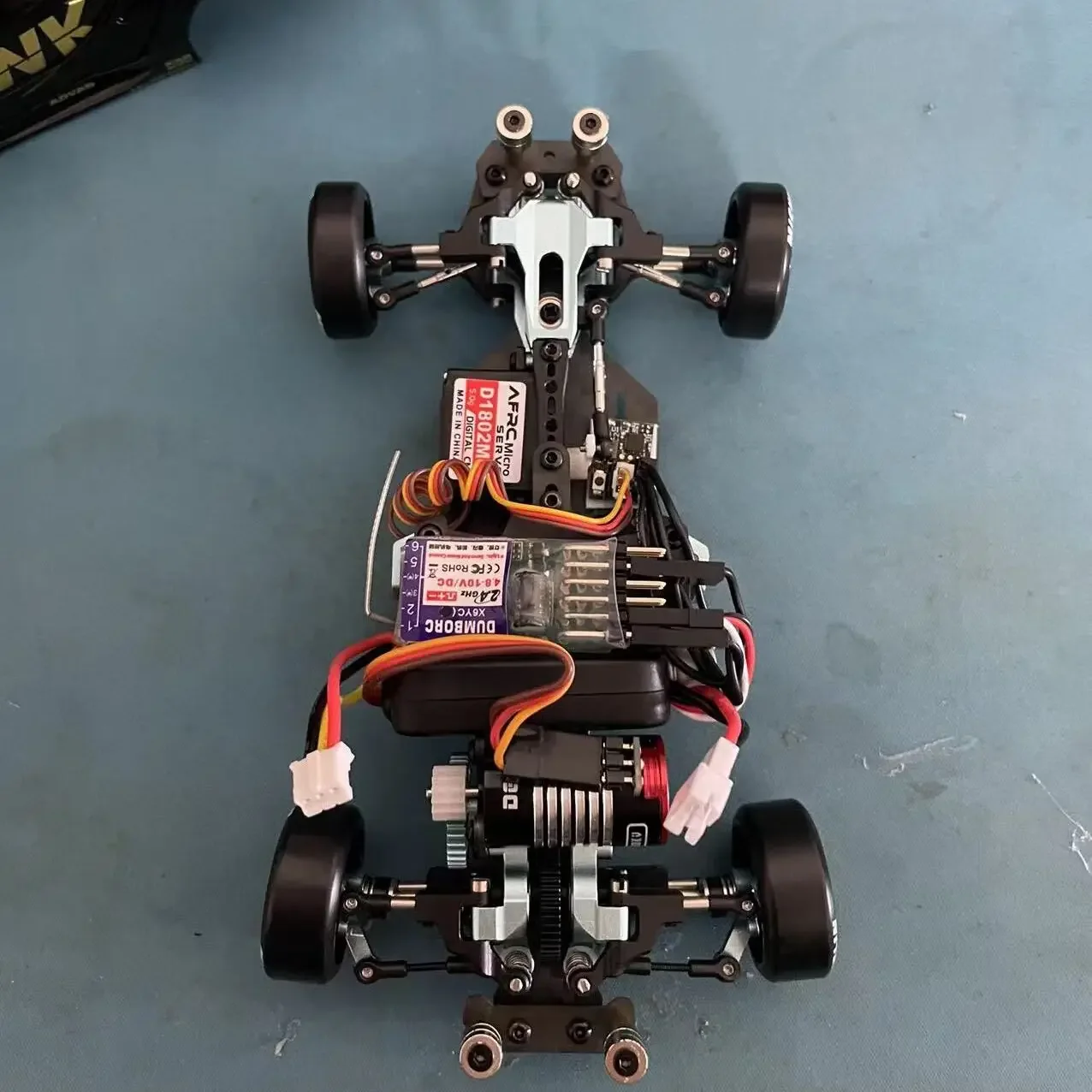 Trois versions de la voiture RC RTR 1/16 2.4GHz 4WD 30km/h alignées côte à côte