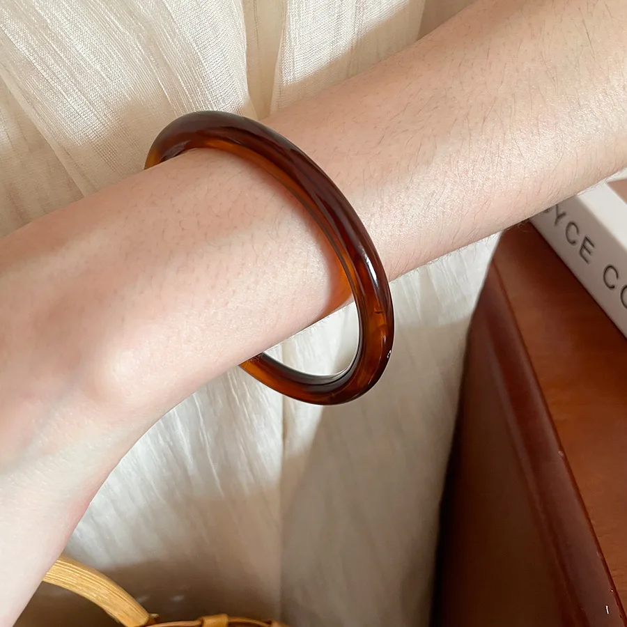 Sleek Resin Acrylic Jade-Style Women's Fashion Bangle Bracelet