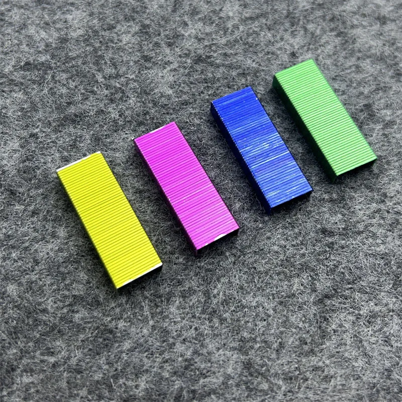 2400pcs 다채로운 12mm 스테이플러 네일 DIY 장식 손 도구 스테이플 데스크탑 스테이플러 바인딩 도구 편지지 액세서리