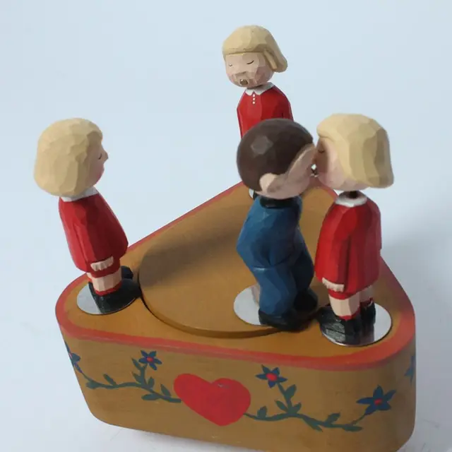 Zene Doboz Kézzel Készített Fa Faragás Rotary Fiú Lány Csók Vintage Stílusú Zenei Születésnapi Ajándékhoz Otthoni Dekoráció Véletlenszerű