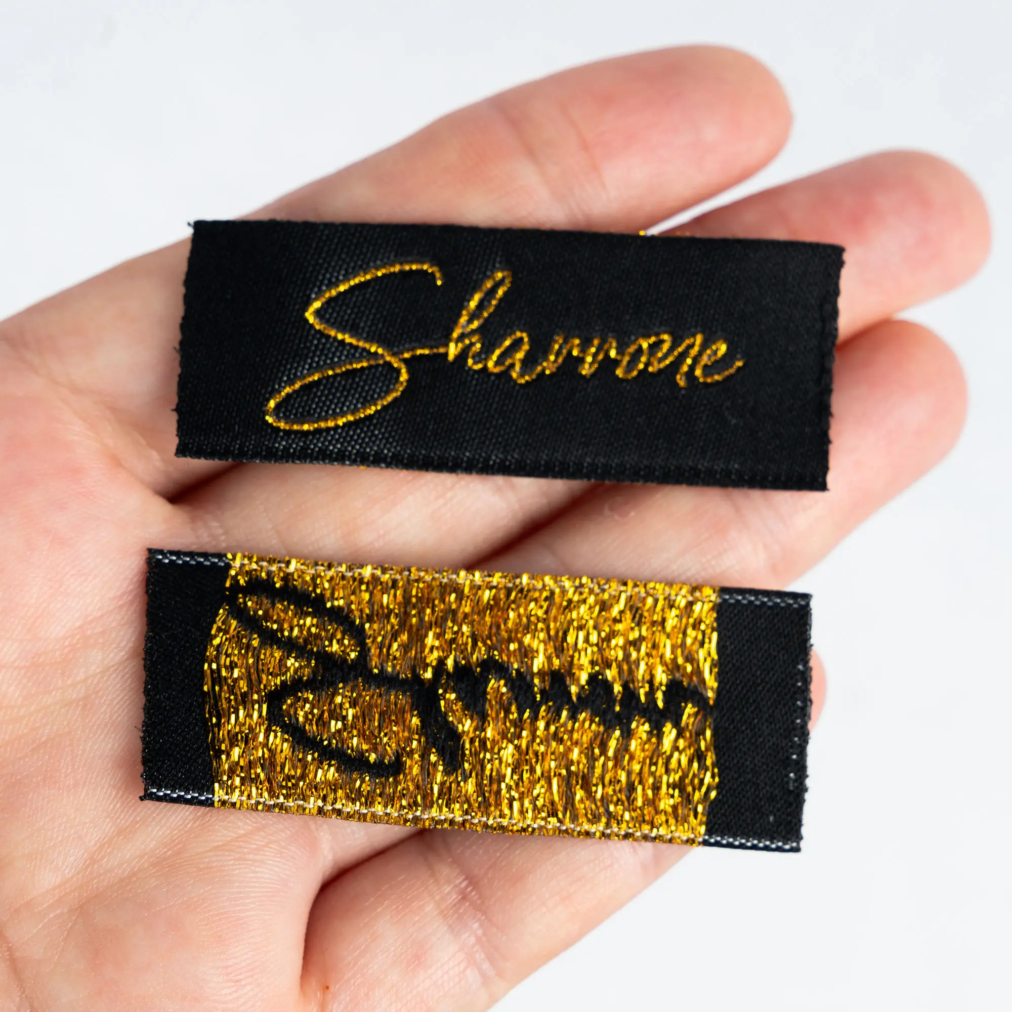 Etichette Tessute Personalizzate di Lusso - Etichette Tessute Personalizzate Eleganti con Finitura Metallica Dorata Lucida per Abbigliamento, Borse, Cappelli, Divani - immagine 5