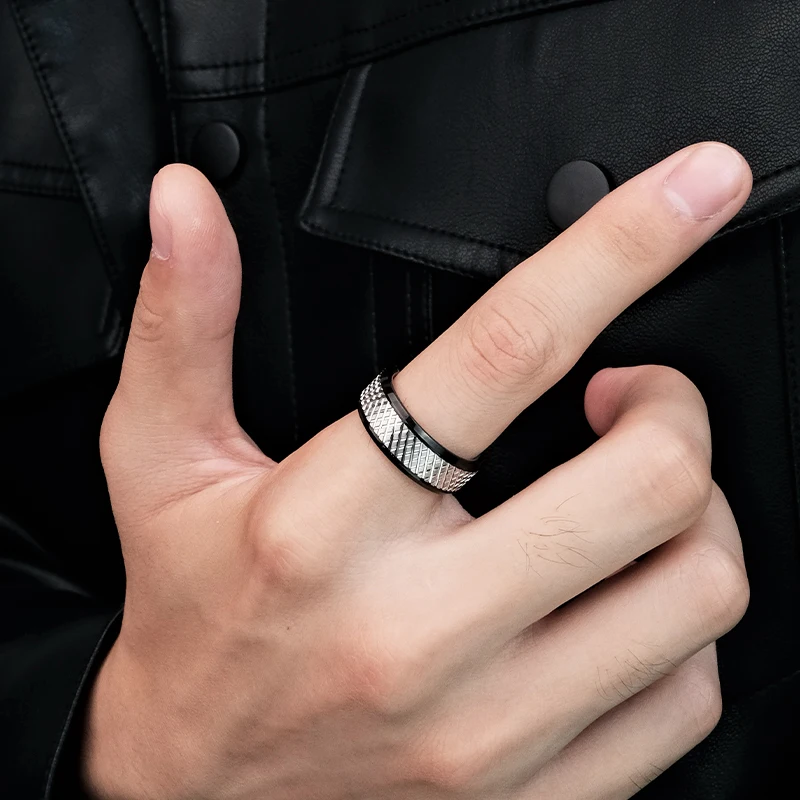 Anello chevalier con iniziale in argento 925% fondo brunito
