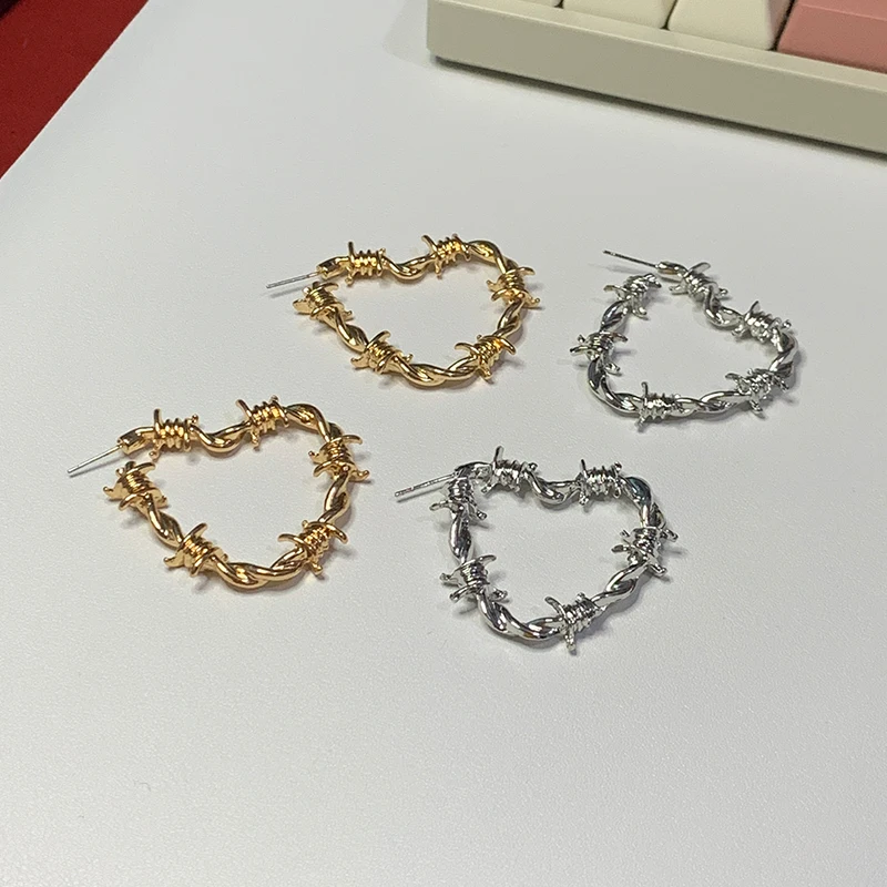 Orecchini Pendenti Gotici A Cuore Con Filo Spinato E Strass Rossi Rubino - Gioielli Punk Per Donna