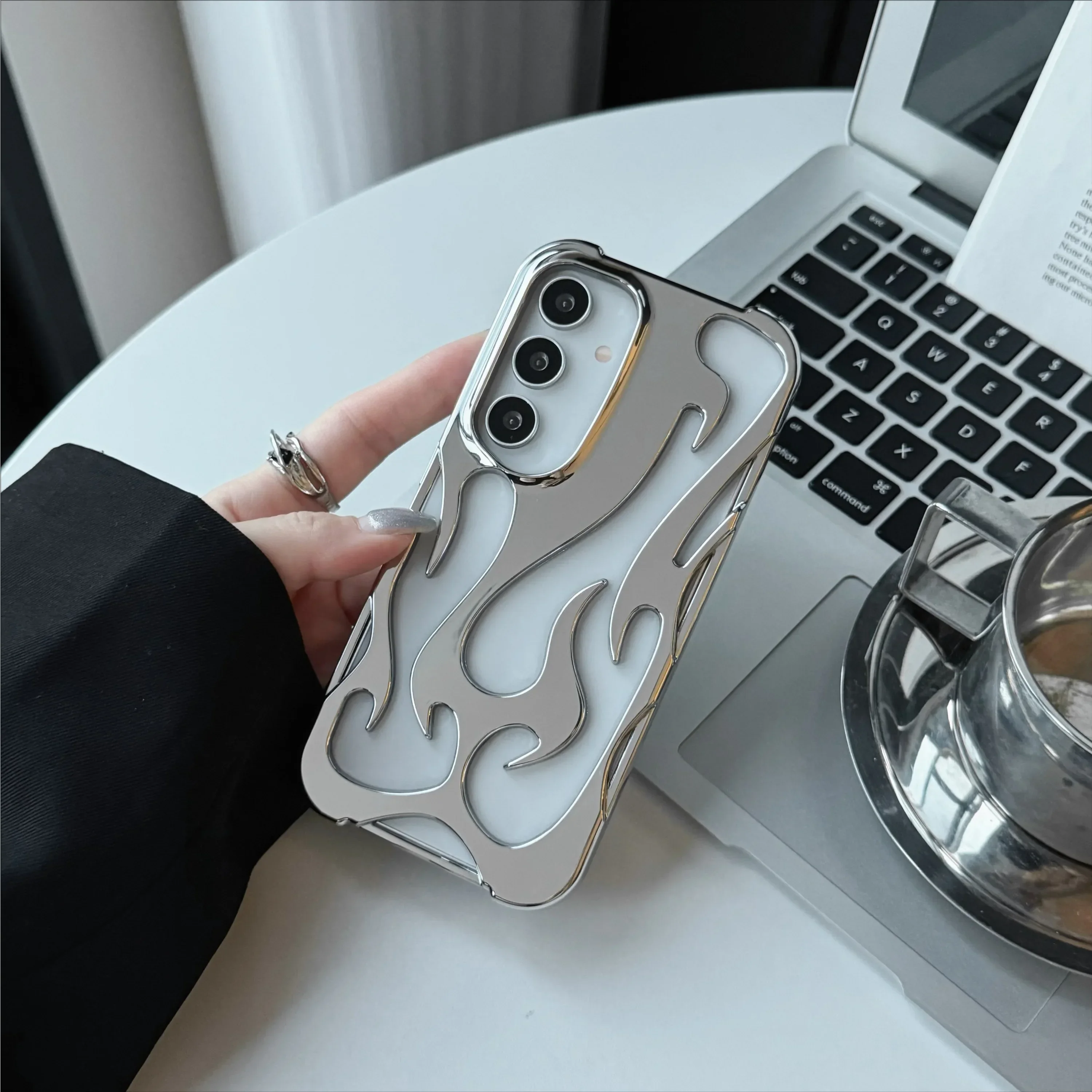 Custodia morbida alla moda con motivo a fiamma sottile e cava per Samsung Galaxy S24 Ultra S23 S22 A55 A16 A54 A06 A15 A14 Cover antiurto 3D_voghion.com