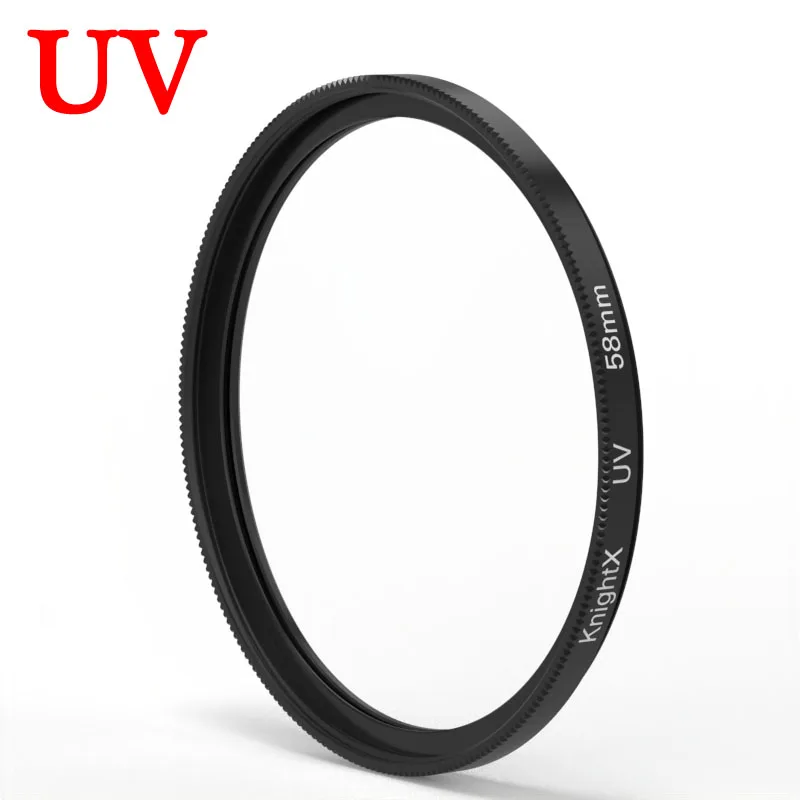 Filtre UV pour objectif appareil photo posé à côté d'un reflex, prêt à être installé pour protéger la lentille.