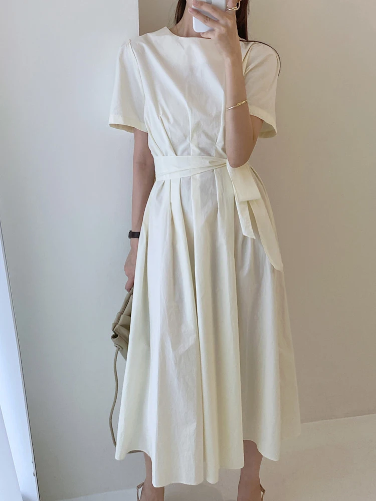 티 타임 여성의 세련된 여름 틈새 우아한 주름 디자인 감각 허리 장착 흰색 긴 드레스 미묘한 허리띠 스트랩