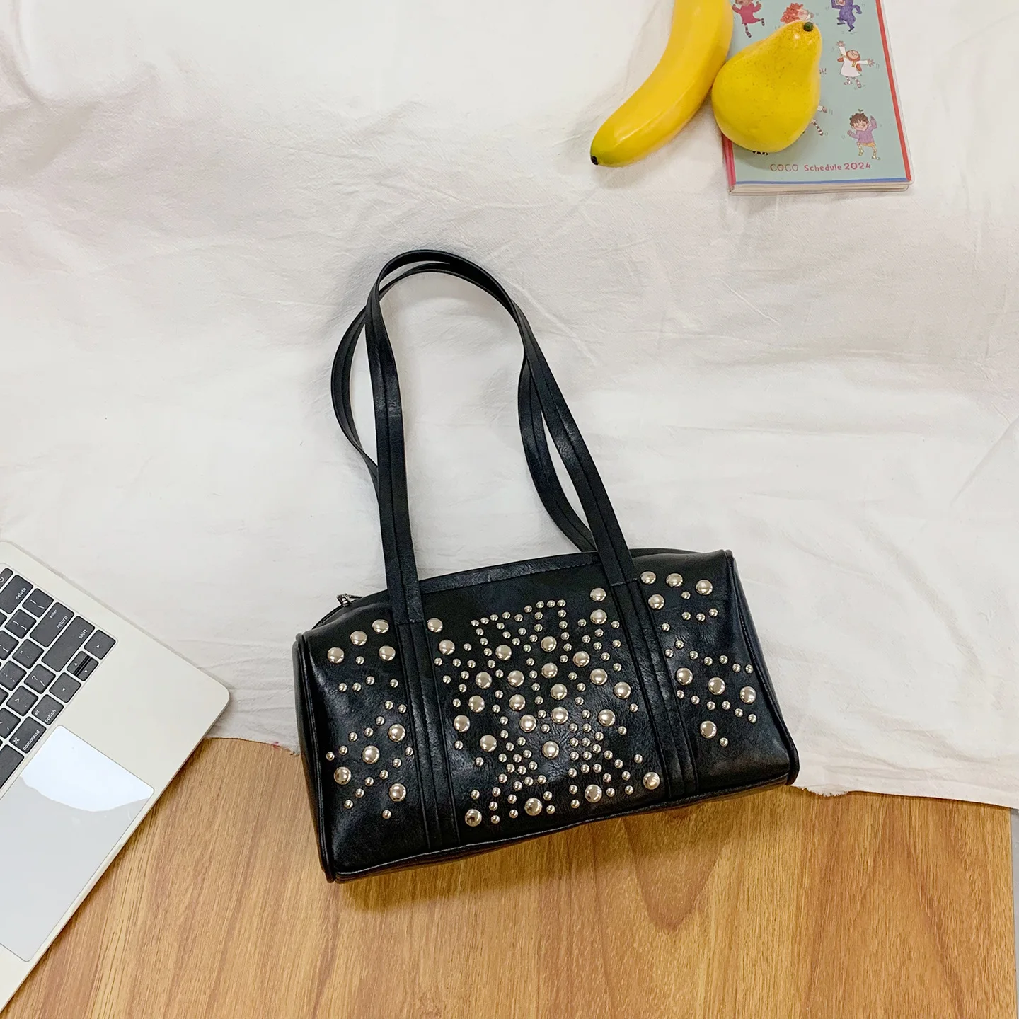 New Large-capacity Retro Commuter Handbag, Super Fire Niche Shoulder Bag, High-end Underarm Rivet Bag for Women Bags for Women