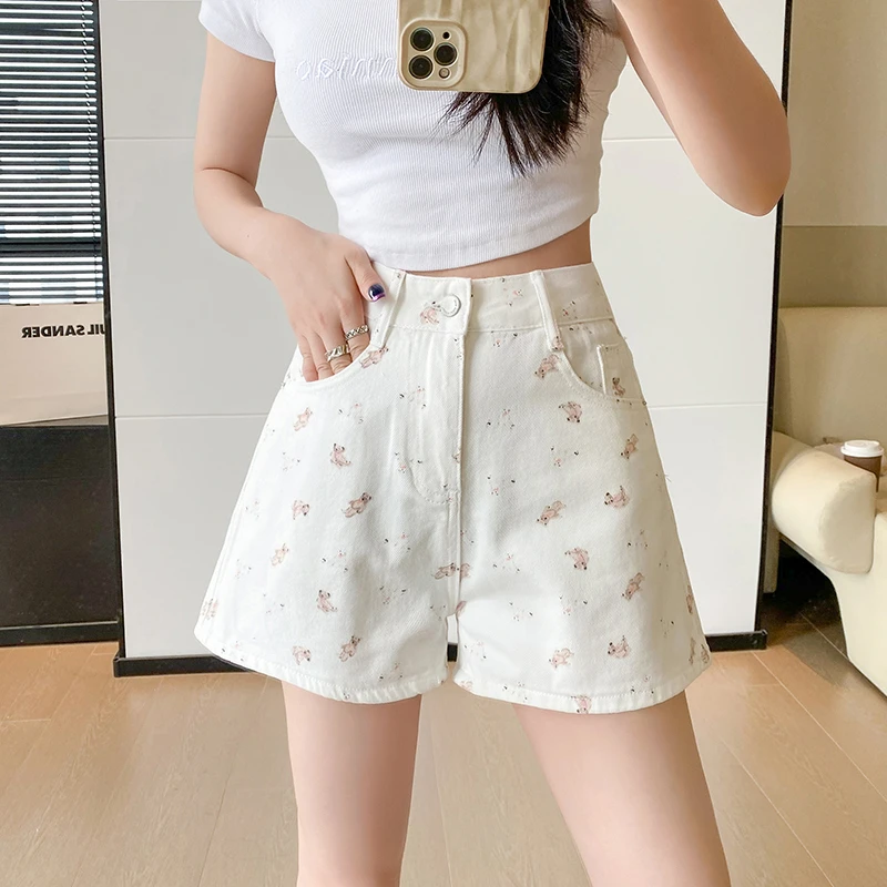 

White teddy bear printed denim shorts for women's 2024 summer design sense, niche high waisted A-line wide leg hot pants