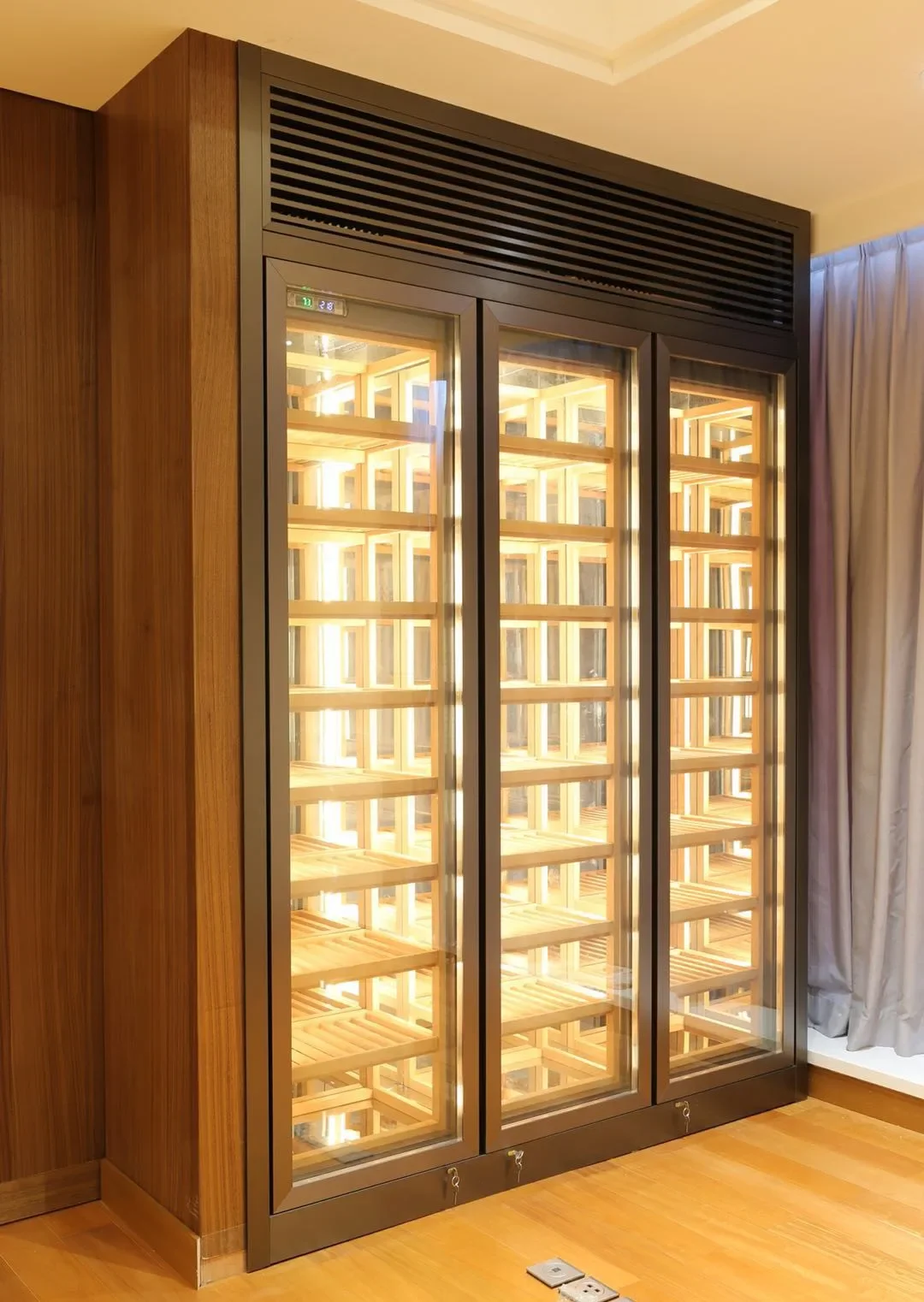 Modern Luxury Tempered Glass Constant Temperature Cooler Stainless Steel Whiskey Wine Cellar Storage Bar Display Cabinet