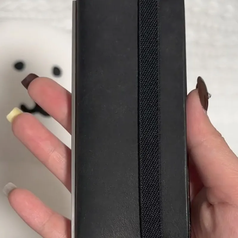 Mini taccuino nero con pagine interne vuote e uso in morbida pelle come design portatile di un libro tascabile adatto per tutti i studenti