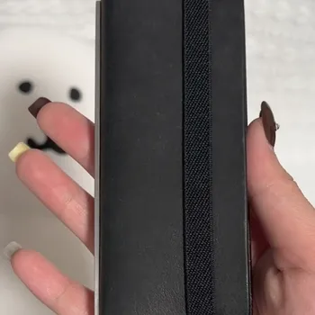 Mini taccuino nero con pagine interne vuote e uso in morbida pelle come design portatile di un libro tascabile adatto per tutti i studenti