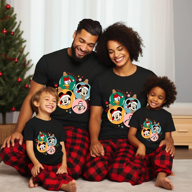 thumbnail image 1 of Camiseta navideña de Mickey Minnie Donald Duck 2024, conjuntos familiares a juego, regalo navideño de algodón de manga corta para papá y mamá, 1 of 5