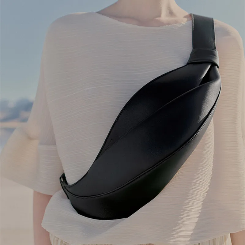 2025 New Fashionable Horn Bag large capacity pillow shaped personalized niche travel smooth cowhide crossbody bag 3