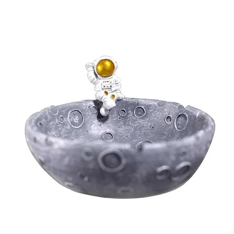 宇宙人の創意的な個性的な灰皿を持って、オフィスの宇宙飛行士を覆います。 宇宙人の創意的な個性的な灰皿を持って、オフィスの宇宙飛行士を覆い