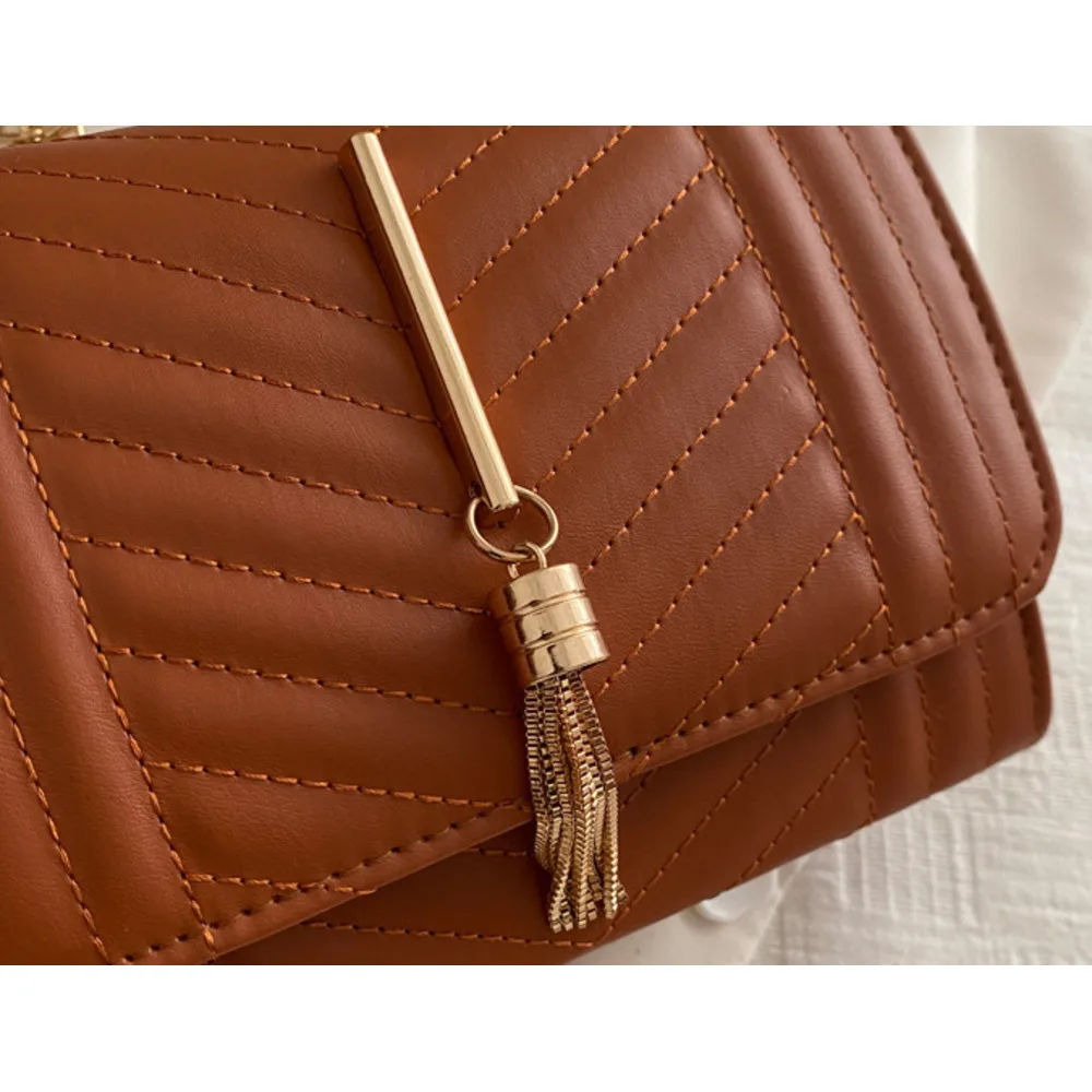 Borsa a tracolla donna con ricamo catena e nappine elegante_voghion.com