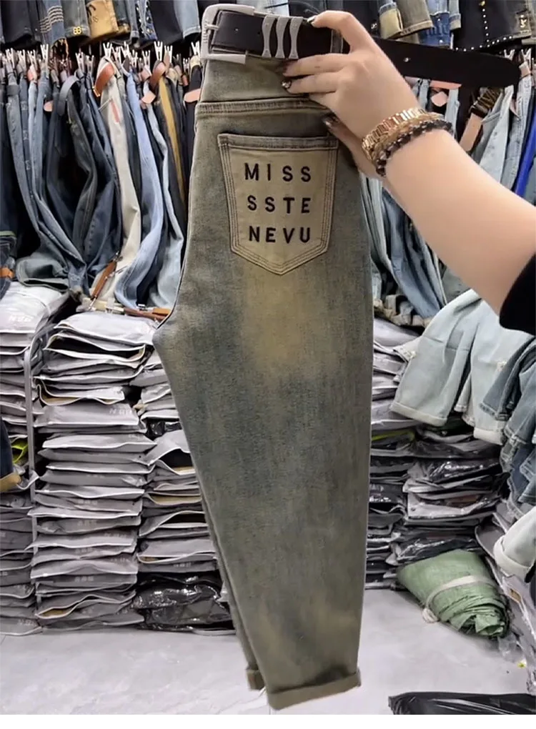 Office lady outfit with high-waist jeans and blazer