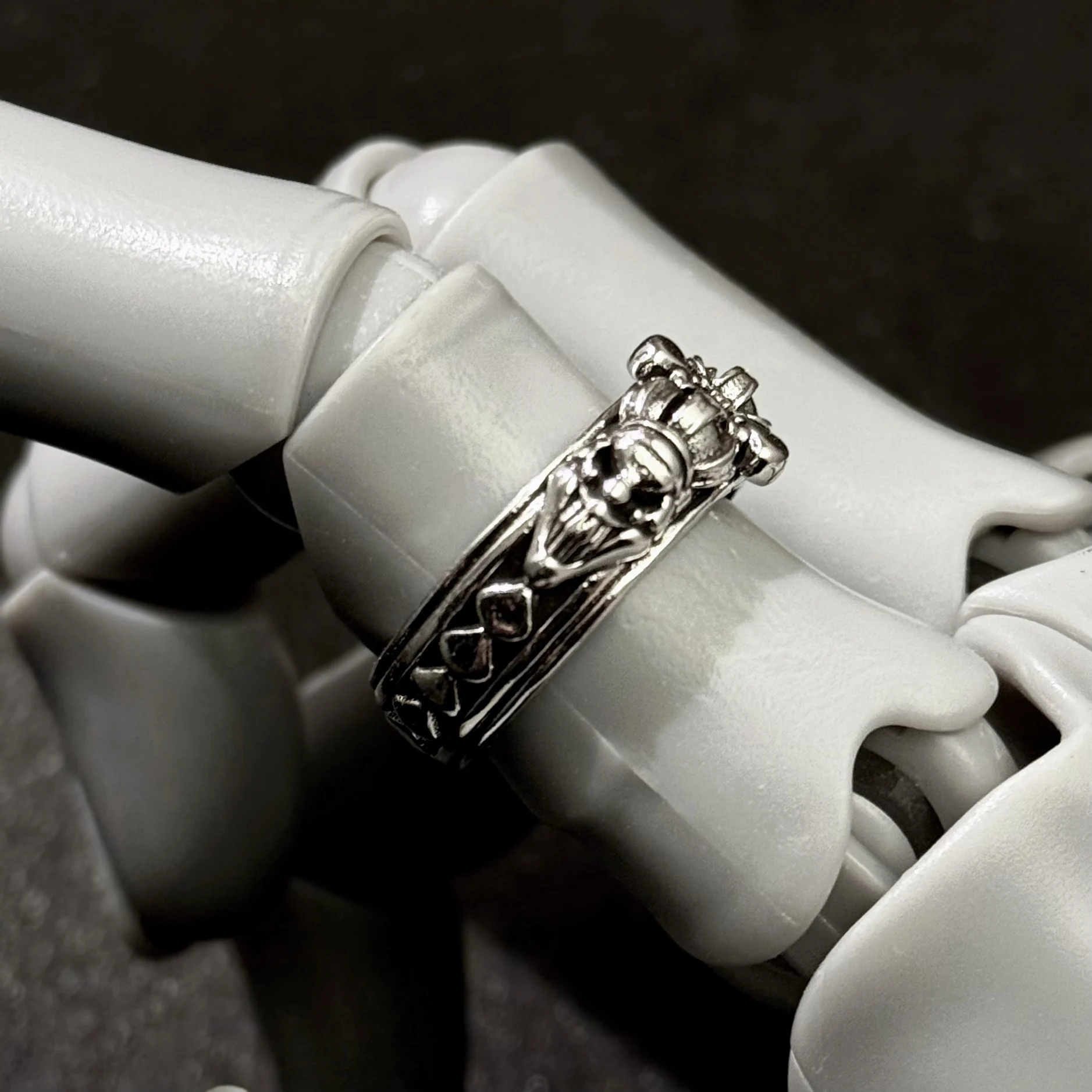 Retro Crown Jokers Verstellbarer offener Ring für Männer versilbertes Kupfer Punk Gothic Edgy Schmuck Biker Zubehör Halloween Geschenk – Detail 14