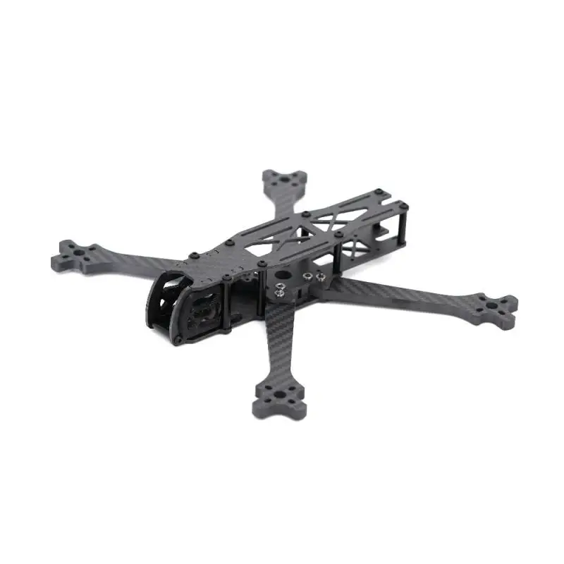 Détail du kit cadre FPV TBS SOURCE ONE V6 5 pouces pour drone course, avec le support de caméra et les inserts en laiton.
