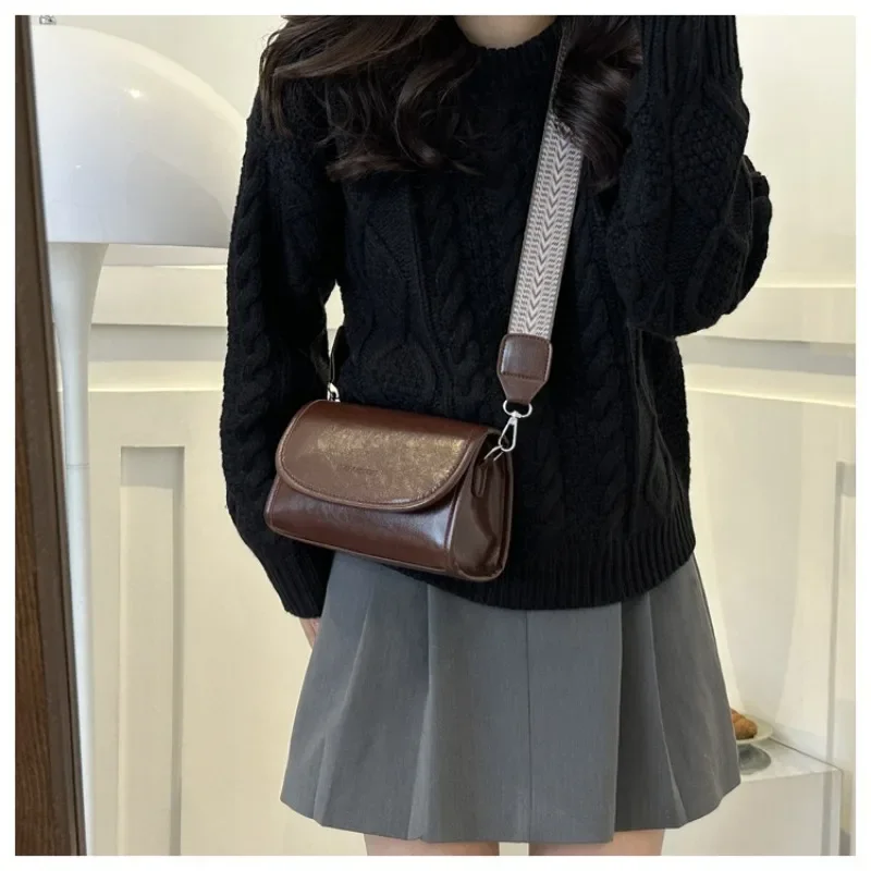 

Solid Color Wide Strap Small Shoulder Bag for Women's Winter New Versatile Female Crossbody Bag Designer Square Shoulder Bag