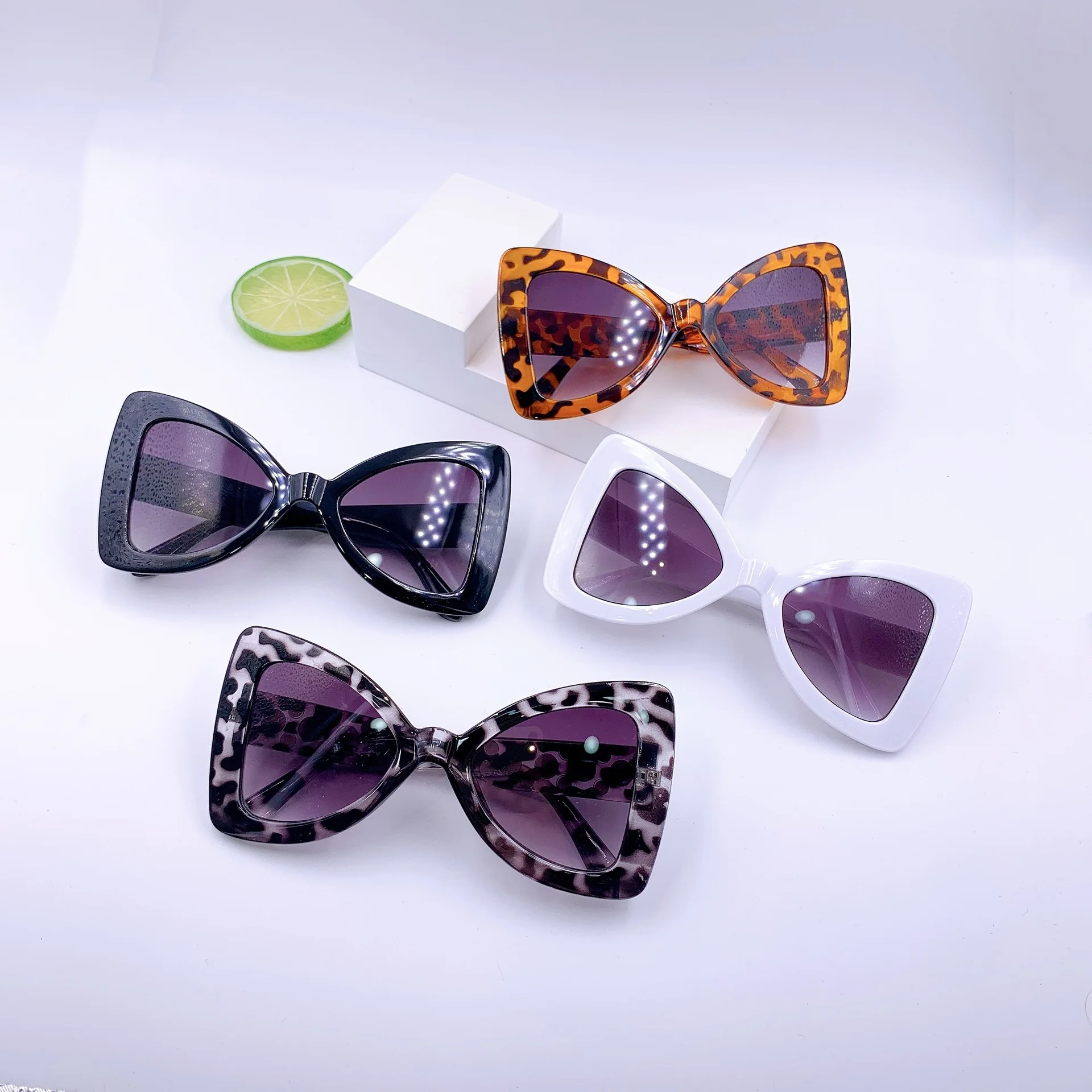 

Children's fashionable and personalized glasses, butterfly shaped pearl trendy sunglasses for boys and girls 무테 안경