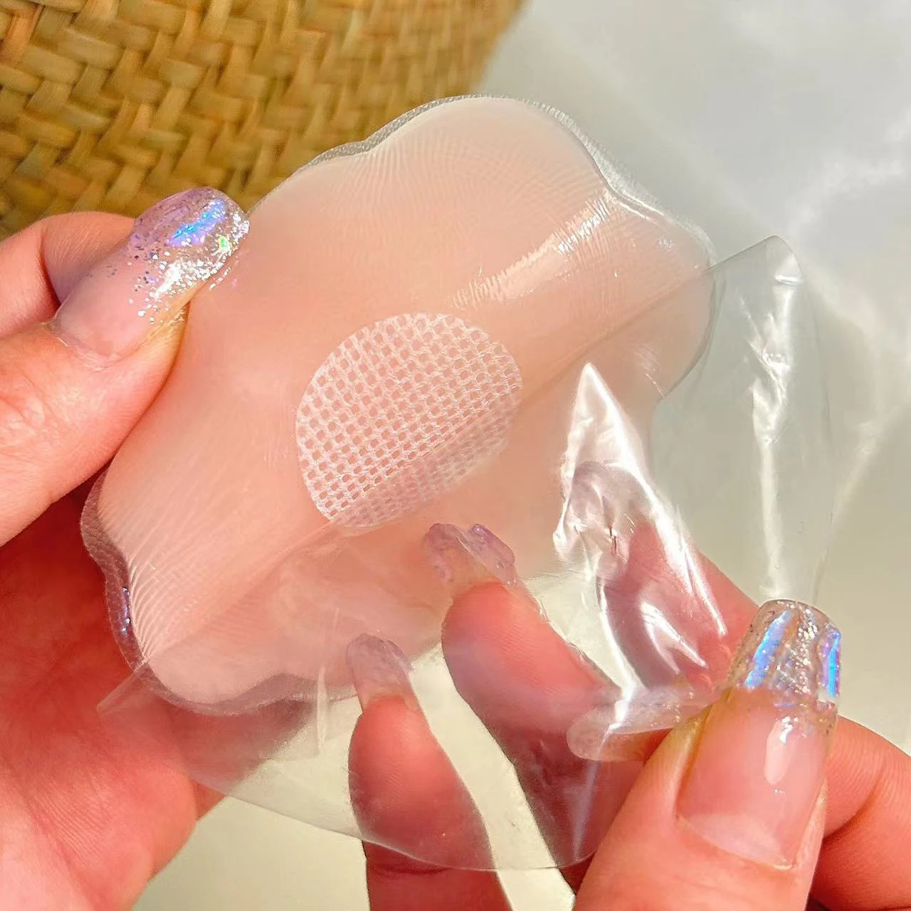 2-100PCS Women Breast Petals Silicone Breast Patch Silicone Nipple Cover Sticky Bra Breast Nipple Covers Invisible Stick On Bra Breast Sticker Disposable Nipple Cover Silicone Adhesive Bra Silicone Stickers Lift Nipple Cover Invisible Petal Adhesive Strapless Backless Stick on Bra Silicone Breast Stickers